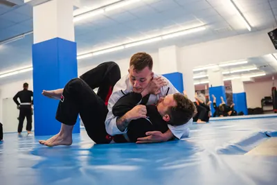 Zwei Sportler beim Brazilian Jiu Jitsu Bodenkampf auf der Matte