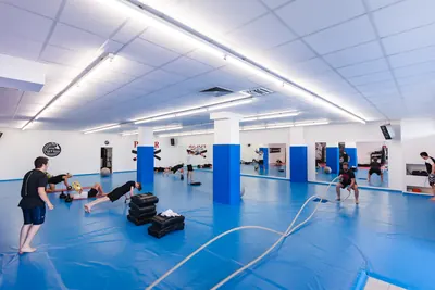 Zirkeltraining auf der Matte im großen Mattenraum