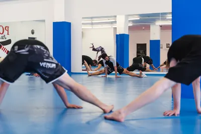 Partnerübung zur Mobilisation beim Kampfsporttraining