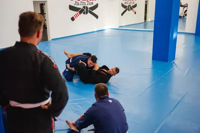 Trainer beobachtet das BJJ-Sparring