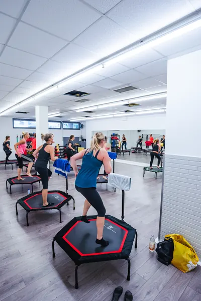 Jumping-Fitness-Kurs im Kursraum