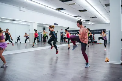 Kicks und Kniestöße beim Fitness-Workout