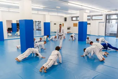 Kinder im weißen Gi beim Brazilian Jiu Jitsu Kindertraining