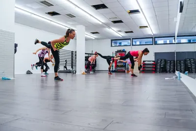 Kurstraining mit Kicks im Fitnessraum