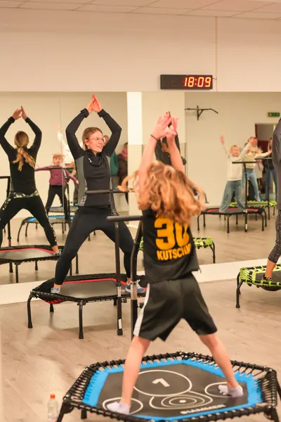 Jumping-Fitness mit Trainerin vorne