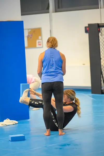 Partnerübung beim Fitnesskurs