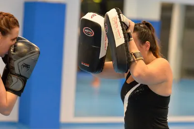 Kickboxtraining mit Boxhandschuhen und Pratzen