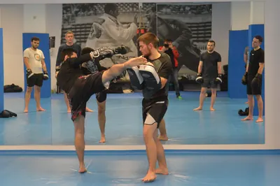 Kickbox-Gruppe beim Partnertraining