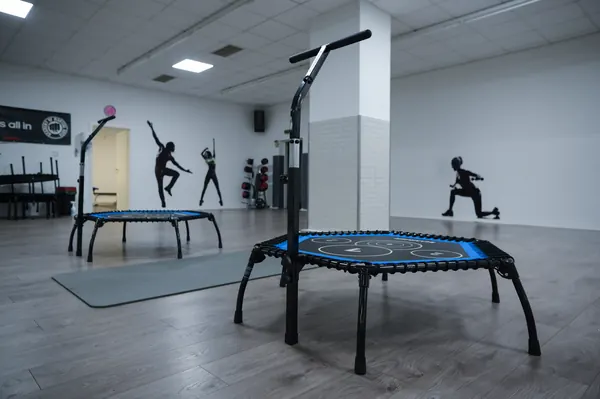 Kursraum mit Trampolinen für Jumping Fitness